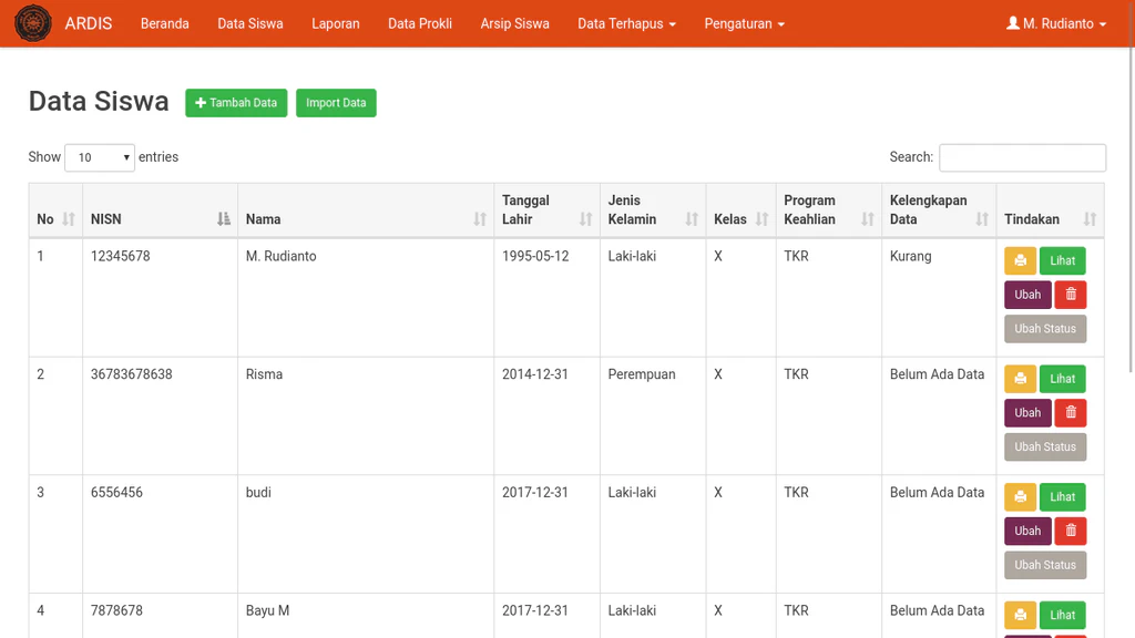 Tampilan tabel pengelolaan data siswa pada aplikasi web ARDIS.