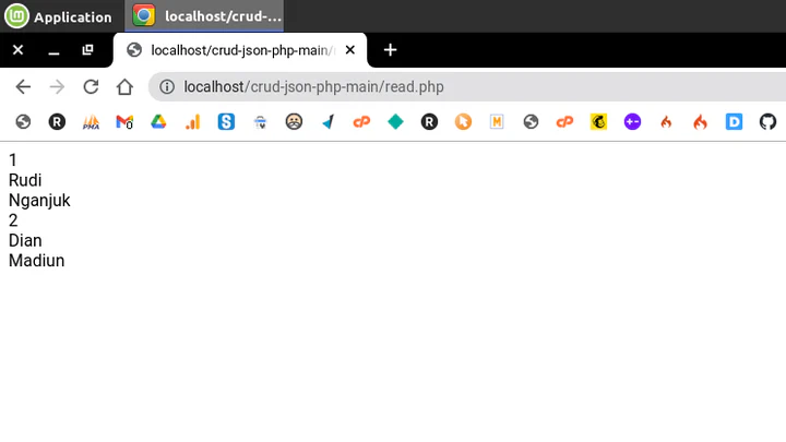 Screenshot localhost menampilkan pembacaan data JSON berupa daftar nama dan alamat.