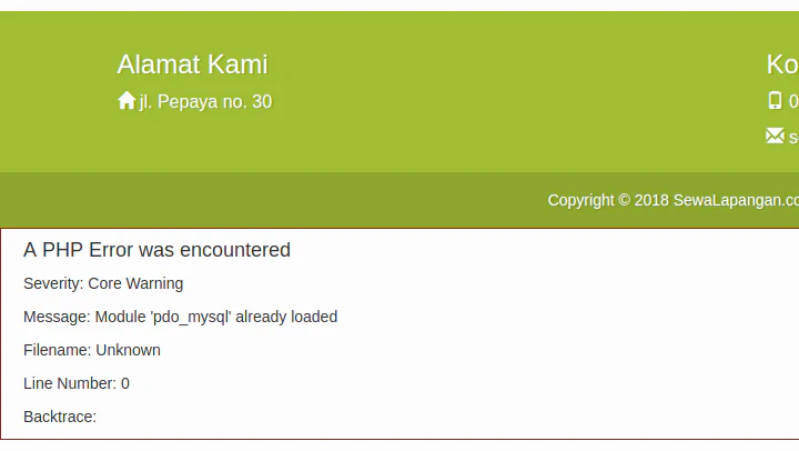 Tangkapan layar halaman web dengan pesan error "A PHP Error was encountered" di atas latar belakang footer berwarna hijau.
