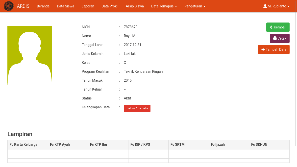 Halaman detail profil siswa di aplikasi ARDIS yang menampilkan biodata lengkap, status aktif, serta tabel lampiran dokumen seperti Kartu Keluarga, KTP Orang Tua, KIP, dan Ijazah.